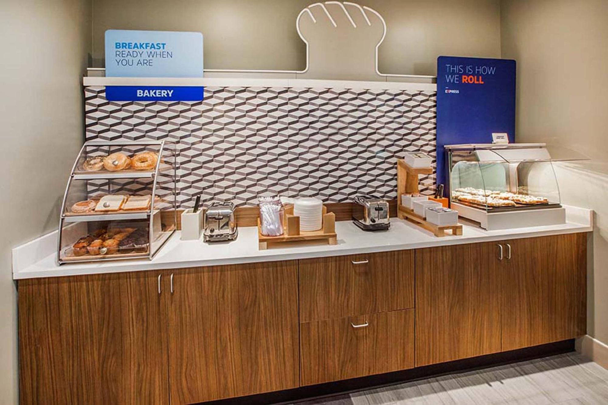Holiday Inn Express Hotel & Suites Columbus By Ihg Dış mekan fotoğraf
