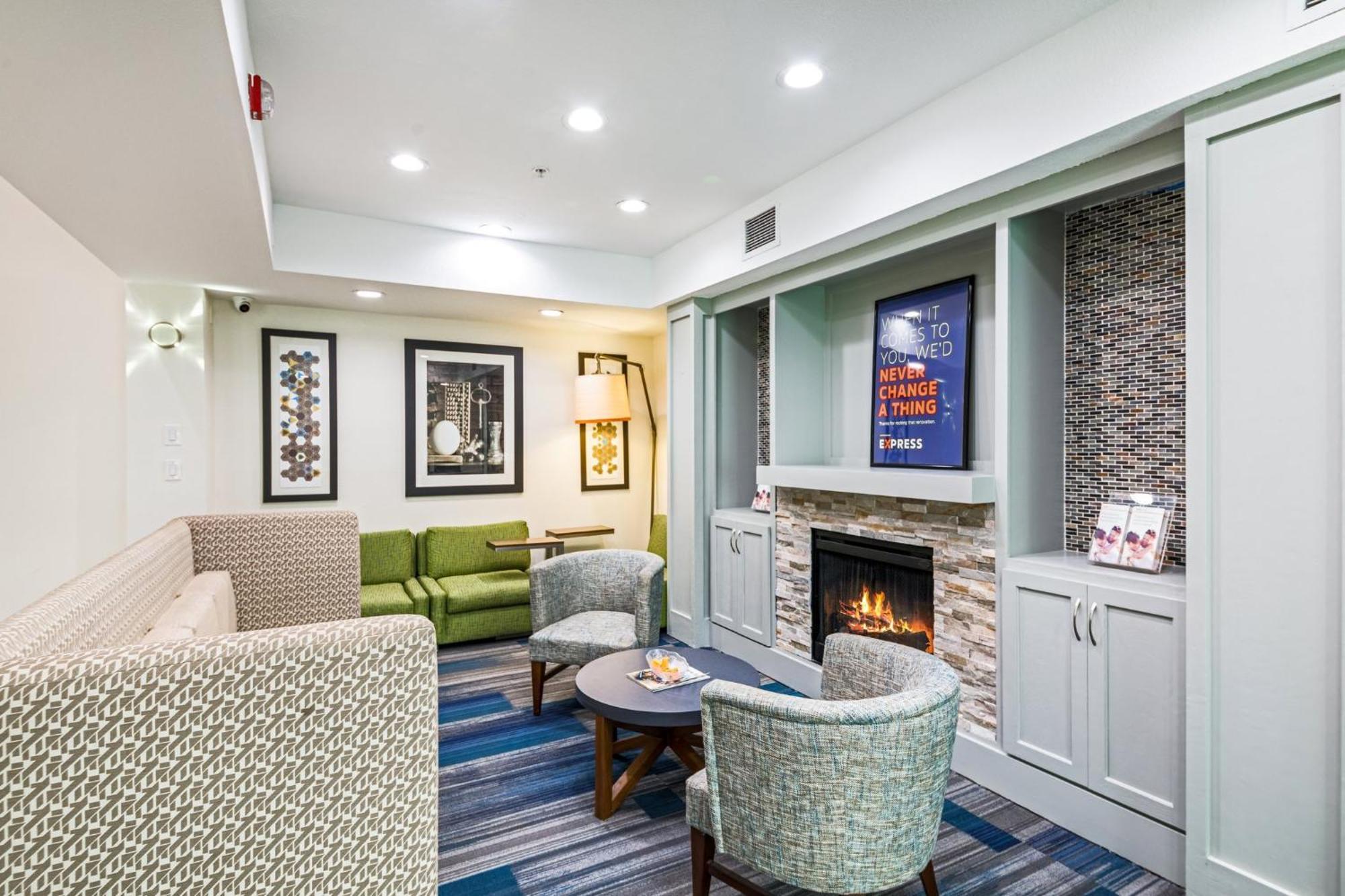 Holiday Inn Express Hotel & Suites Columbus By Ihg Dış mekan fotoğraf