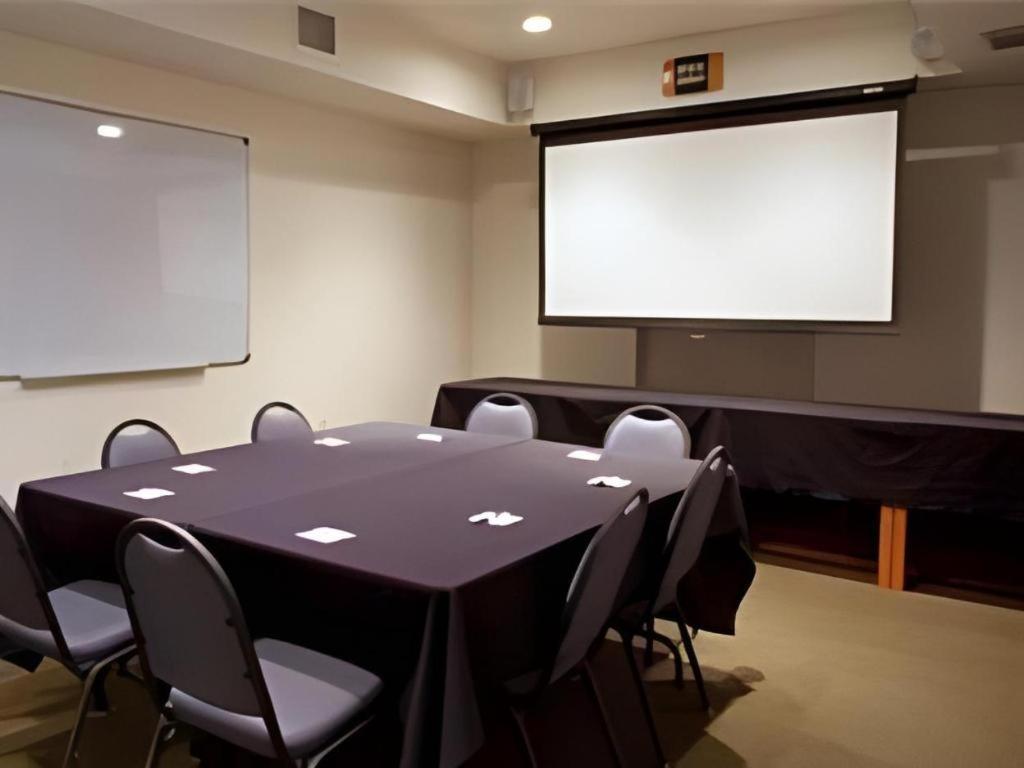 Holiday Inn Express Hotel & Suites Columbus By Ihg Dış mekan fotoğraf