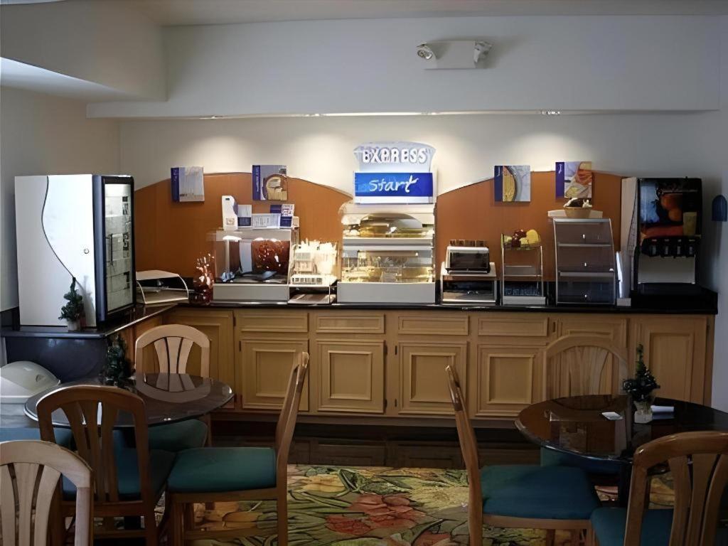 Holiday Inn Express Hotel & Suites Columbus By Ihg Dış mekan fotoğraf