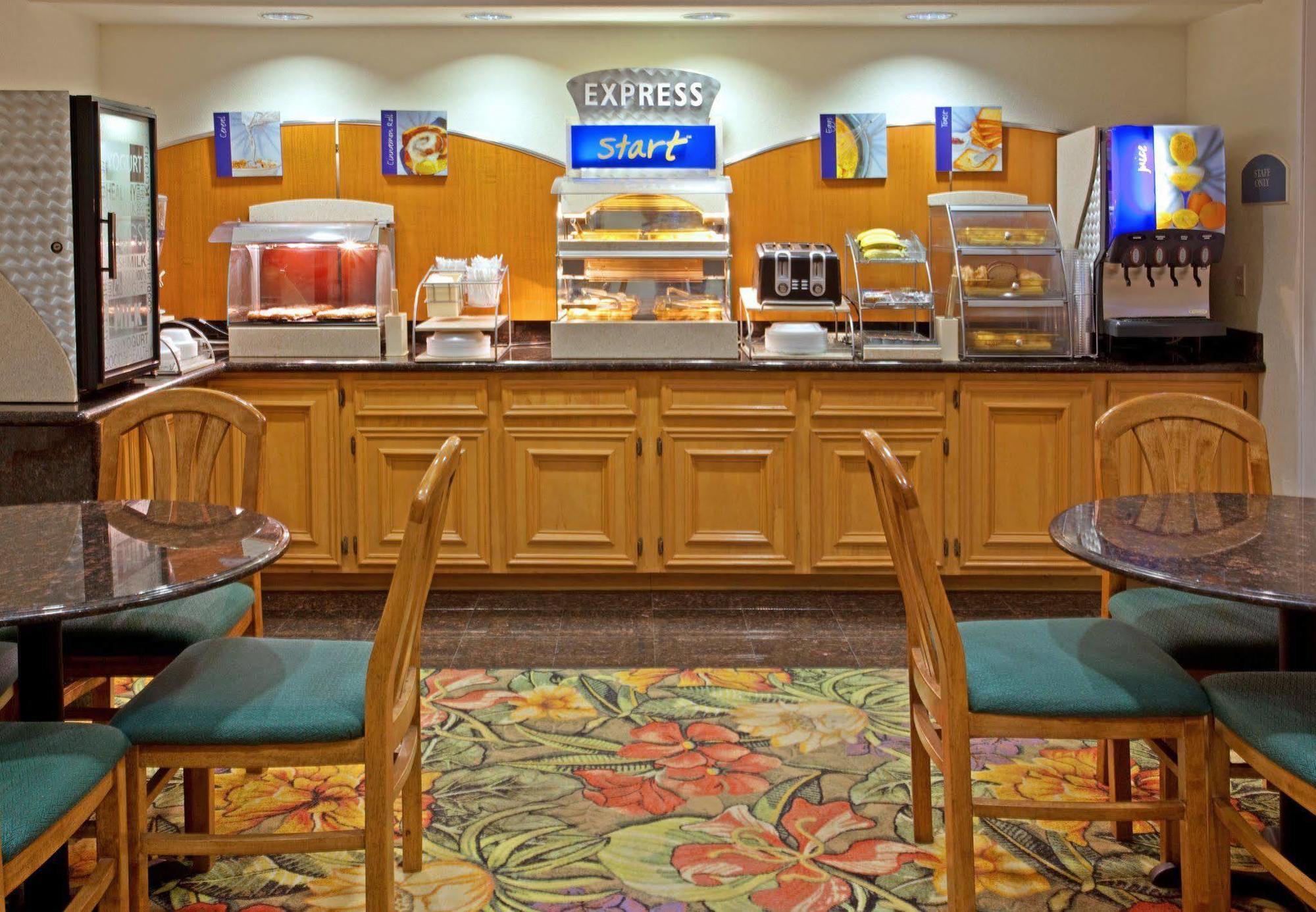 Holiday Inn Express Hotel & Suites Columbus By Ihg Restoran fotoğraf